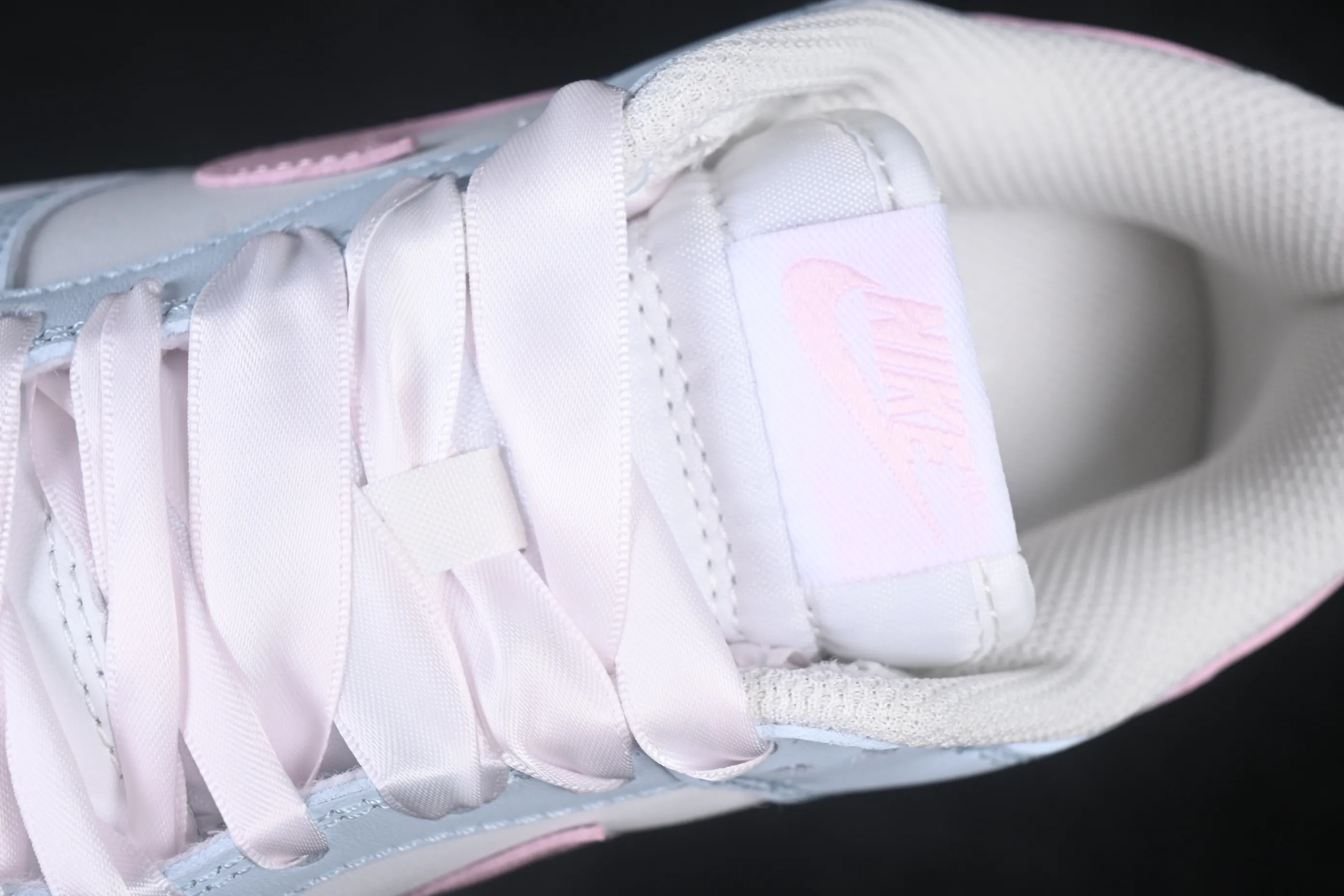 All categories Nk SB Dunk series Nk SB Dunk Low low-top sneakers Nike SB Dunk Low white, gray and pink color matching low-top casual sneakers IB3484-001
